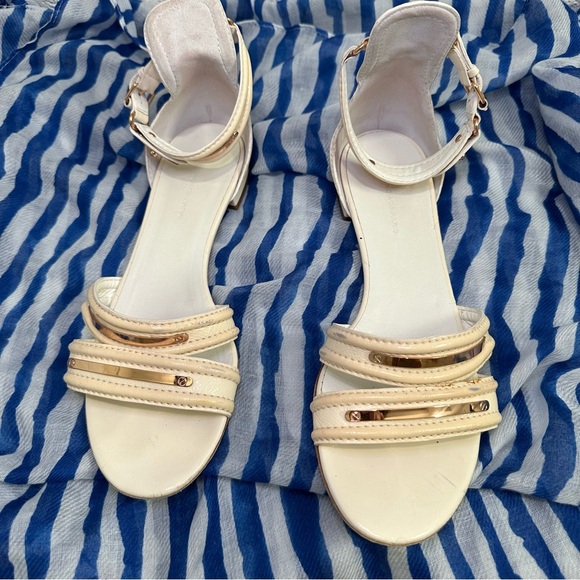 Balenciaga Leather Sandals 38 Ivory Color with Gold Tone Hardware GUC - Picture 7 of 15